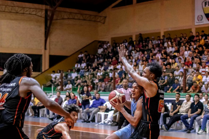 Guerreros (gris) y Orange (negro) definirán esta noche, en el coliseo Tsáchila, al segundo finalista de la Liga BásquetPro.