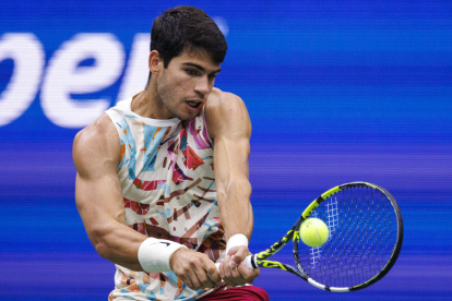 Flushing Meadows (United States), 04/09/2023.- Carlos Alcaraz of Spain returns the ball to Matteo Arnaldi of Italy during their fourth round match at the US Open Tennis Championships at the USTA National Tennis Center in Flushing Meadows, New York, USA, 04 September 2023. The US Open runs from 28 August through 10 September. (Tenis, Italia, España, Nueva York) EFE/EPA/SARAH YENESEL 22374