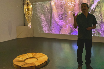 El artista Jonathan Torres Rodríguez explica su proyecto, Máquinas Salvajes, en el Museo de Arte Lentos de Linz (Austria).