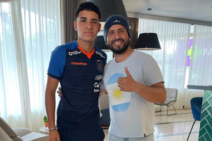 Jackson Jaramillo, ecuatoriano residente en Argentina, se pasea por Buenos Aires con la armadura de la Tricolor.