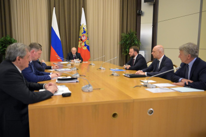 El presidente Vladimir Putin celebra una reunión sobre la implementación del proyecto de GNL de Murmansk, en Sochi, Rusia