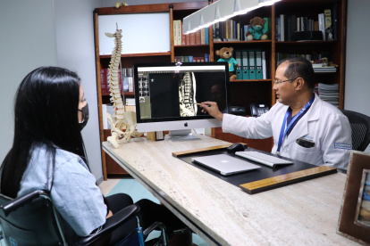 Foto referencial de una paciente recibiendo atención médica ambulatoria en un consultorio privado.