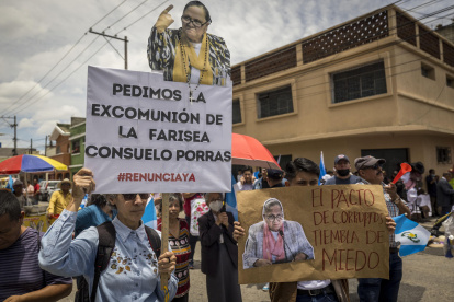 Manifestantes piden la renuncia de la fiscal general, Consuelo Porras, durante una protesta frente a la sede del Ministerio Público, en Ciudad de Guatemala.