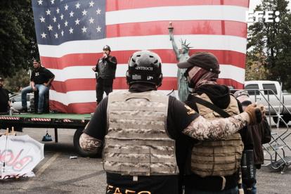 Fotografía de archivo de dos Proud Boys mientras se abrazan durante un discurso en un mitin de extrema derecha en Portland, Oregón (Estados Unidos).