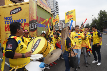 Hinchada Ecuatoriana se reune para festejar el sorteo del mundial donde la seleccion Ecuatoriana fue al grupo A Quito 04 de Marzo de 2022 Agencia(ag-extra ag-expreso-ag-quito) Gustavo Guaman