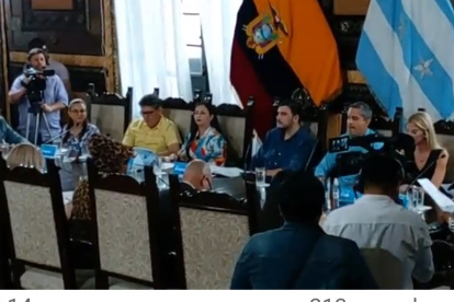 Sesión. Al final de la sesión, el alcalde Aquiles Álvarez felicitó a la concejala Úrsula Strenge por su cumpleaños.