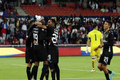 El delantero José Angulo (i) es felicitado por sus compañeros de Liga de Quito tras terminar con la sequía de goles.