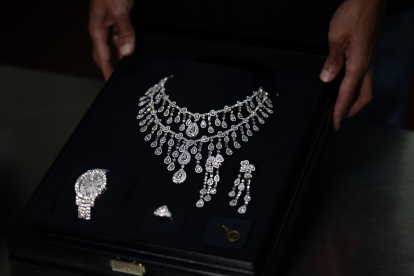 Fotografía de las joyas que el Gobierno saudí regaló en 2021 al exgobernante Jair Bolsonaro y su esposa, Michelle Bolsonaro, mostradas por  la aduana brasileña desde el aeropuerto de Guarulhos, región metropolitana de São Paulo (Brasil). El Tribunal de Cuentas de Brasil ordenó al expresidente Jair Bolsonaro entregar el paquete de joyas que le regaló el Gobierno de Arabia de Saudí en 2021. El órgano fiscalizador del Estado brasileño también obligó al exmandatario devolver un fusil y un pistola que recibió en 2019 de parte de las autoridades de Emiratos Árabes Unidos. Bolsonaro se encuentra en Estados Unidos desde el pasado 30 diciembre, dos días antes de terminar su mandato (2019-2022), y recientemente ha dicho que pretende volver a Brasil antes de que finalice este mes de marzo. EFE/Isaac Fontana