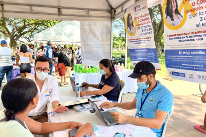Actividad. Una de las mesas de servicio destinada a la colonia de migrantes colombianos en una de las ferias recientes.