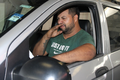 La pérdida de gasolina puede percibirse al interior de su vehículo.