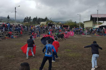 Las corridas de toros populares son comunes en ciertas comunidades rurales andinas.