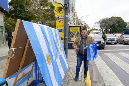 Sergio Piamonte lleva más de 30 años vendiendo las banderas y camisetas de Argentina.