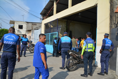 Violencia. Un sujeto irrumpió en el cuartel municipal y disparó al agente.
