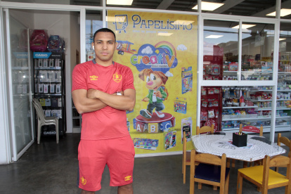 Jefferson Montero, hoy jugador de Aucas, en su negocio de papelería en Quito.