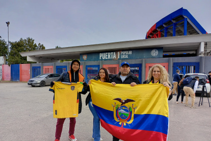 Los ecuatorianos Haidan Villacreses (i) Dámaris Jiménez, Edinson Ramírez y Mrllyn Angulo, viven en Argentina, pero no todos pudieron encontrar boletos para el duelo de eliminatorias.