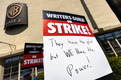 Miembros del Writers Guild of America (WGA) se manifiestan frente a los estudios Warner Bros. en Burbank, California, EE.UU.