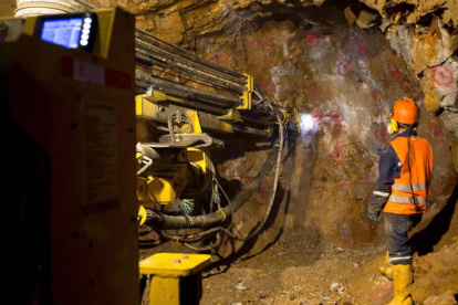 Los trabajadores se encuentran en los pasajes subterraneos de las minas.