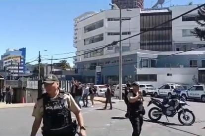 Verificación. Miembros de la Policía acordonaron la zona.