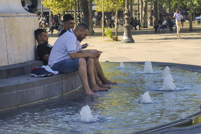 Varias personas se remojan este miércoles en una fuente ornamental de la plaza de la República de París (Francia), para hacer frente a la ola de calor que afronta el país este inicio de septiembre.