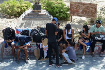 Migrantes permanecen en la calle el 5 de septiembre de 2023, en Ciudad Juárez (México). La frontera de México con Estados Unidos vive una nueva oleada migratoria con más de 1.000 migrantes en Ciudad Juárez que viven en la calle, lo que los hace vulnerables al secuestro y otros delitos del crimen organizado, según alertan autoridades y activistas.