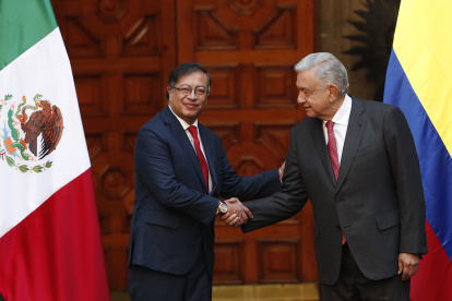 El presidente de México, Andrés Manuel López Obrador (d), recibe y saluda a su homólogo de Colombia, Gustavo Petro (i), en una fotografía de archivo.