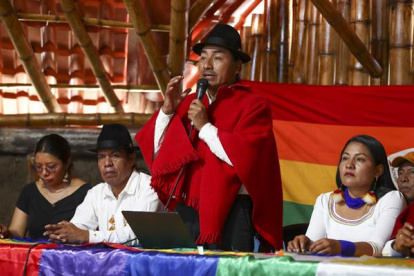 Leonidas Iza (c), habla durante un encuentro de agrupaciones indígenas en Quito