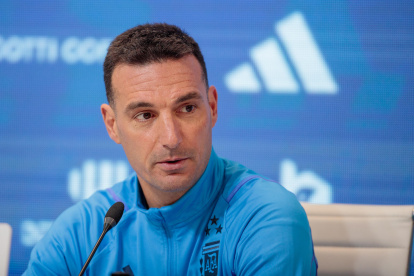 El entrenador de la selección argentina de fútbol, Lionel Scaloni, habla durante una rueda de prensa hoy, en Ezeiza (Argentina). EFE/Luciano González