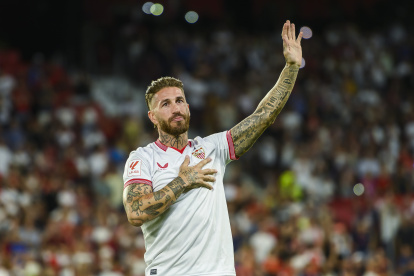 SEVILLA, 06/09/2023.- El central Sergio Ramos en su presentación como nuevo jugador del Sevilla FC esta tarde, en el estadio Ramón Sánchez Pizjúan de Sevilla. EFE/ Raúl Caro