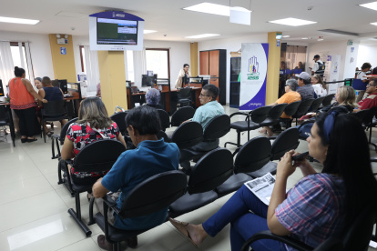 Afiliados al Instituto Ecuatoriano de Seguridad Social (IESS) realizan diversos trámites en el centro de atención de la Avenida de las Américas, en Guayaquil.