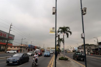 1. Radares. A diferencia de los radares de Guayaquil, los de Durán no muestran la numeración. De allí que los conductores se guían por su velocímetro. Sin embargo, pese a que van a menos de 50 kilómetros, la multa les llega