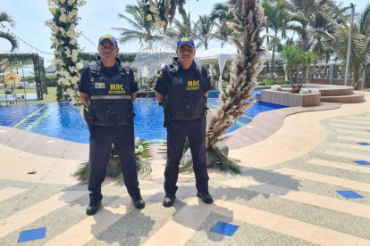 Boda. Dos de los guardias contratados para dar seguridad en un matrimonio.