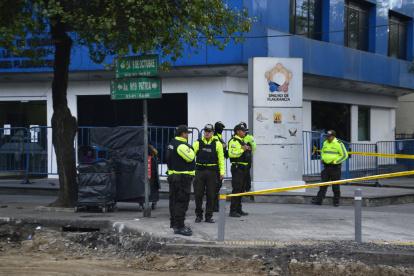 Integrantes de la Policía Nacional han sido llamados para que entreguen sus dispositivos celulares para la revisión de datos e información.