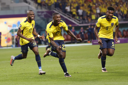 Doha (Qatar), 29/11/2022.- Moises Caicedo of Ecuador (C) celebrates with teammates after scoring the 1-1 during the FIFA World Cup 2022 group A soccer match between Ecuador and Senegal at Khalifa International Stadium in Doha, Qatar, 29 November 2022. (Mundial de Fútbol, Catar) EFE/EPA/Rolex dela Pena