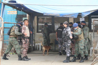 Revisión. Control de rutina en exteriores de la Penitenciaría del Litoral.