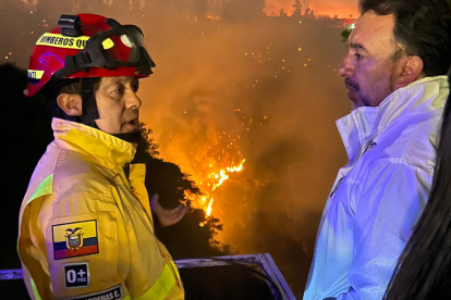 Esta noche el trabajo se centrará en labores de control del fuego para intentar apagarlo en la mañana con apoyo de helicópteros, ha dicho Pabel Muñoz.