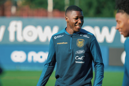 Moisés Caicedo (i) será titular en el duelo que la selección ecuatoriana tendrá ante Argentina.