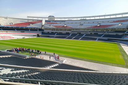El estadio Monumental de Buenos Aires está listo para el encuentro entre Argentina y Ecuador.