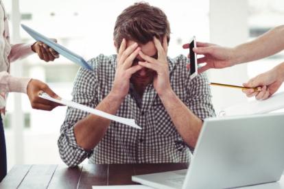 La "renuncia silenciosa" es una tendencia laboral donde los trabajadores, especialmente jóvenes, mantienen sus empleos pero dejan de comprometerse en exceso, buscando un equilibrio entre trabajo y vida personal.