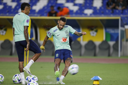 AME7163. BELÉM (BRASIL), 06/09/2023.- Neymar patea un balón durante un entrenamiento de la selección de Brasil hoy, en el estadio Mangueirão en la ciudad amazónica de Belém (Brasil). El próximo viernes Brasil debutara con Bolivia en las eliminatorias sudamericanas para el Mundial de 2026. EFE/ Sebastiao Moreira