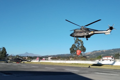 Ayuda. Miembros de las Fuerzas Armadas y la Policía emplean medios aéreos para sofocar los incendios.