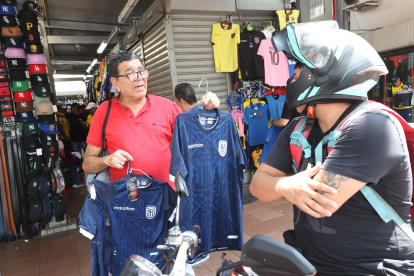 Las personas se acercan a la bahía para adquirir la camiseta de la selección.