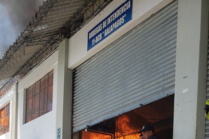 Daños. Las llamas consumieron colchones y otros materiales que se guardaban en las bodegas de ese reparto militar.