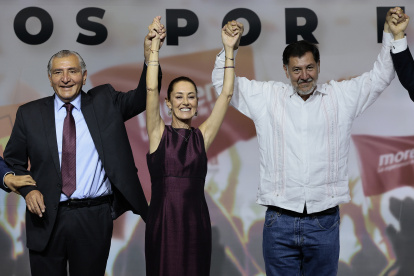 El ex secretario de Gobernación, Adán Augusto López (i) y el diputado por el Partido del Trabajo Gerardo Fernández Noroña (d) levantan la manos a la exjefa de Gobierno de Ciudad de México, Claudia Sheinbaum (c) tras ser designanada como candidata presidencial del 2024 durante una conferencia de prensa hoy, en Ciudad de México (México).