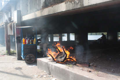 Cables. A plena luz del día, supuestos chamberos o consumidores queman cables de luz o teléfono con otros objetos, para obtener el cobre y venderlo.