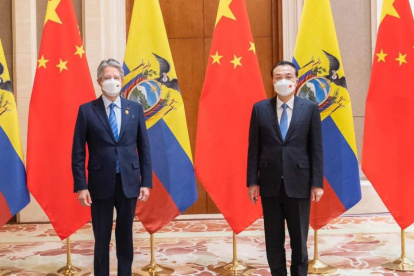 Guillermo Lasso (izq.) junto a Li Keqiang, primer ministro de China, en una visita oficial en febrero de 2022.