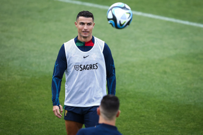 Oeiras (Portugal), 06/09/2023.- Portugal"s national team soccer player Cristiano Ronaldo in action during a training session for the UEFA Euro 2024 qualifying stage, in Oeiras, outskirts of Lisbon, Portugal, 06 September 2023. Portugal will play against Slovakia on 08 September and Luxembourg on 11 September in the UEFA EURO 2024 qualifiers. (Luxemburgo, Eslovaquia, Lisboa, Luxemburgo) EFE/EPA/RODRIGO ANTUNES
