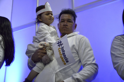 Un padre y su hija participan en la presentación de los resultados del programa Infancia con Futuro, el 5 de septiembre en Quito.