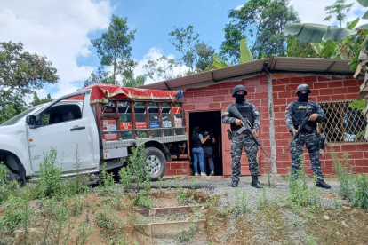 Compra. En la actualidad los policías tienen que adquirir sus chalecos antibalas según su capacidad económica.