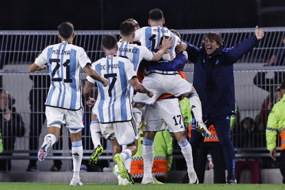 Lionel Messi (arriba) de Argentina celebra su gol hoy, en un partido de las Eliminatorias Sudamericanas para la Copa Mundial de Fútbol 2026.