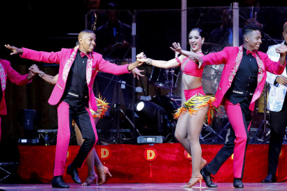 Integrantes del show de música, baile y circo "Delirio" realizan una presentación durante el lanzamiento de la estrategia Colombia, el país de la belleza.
